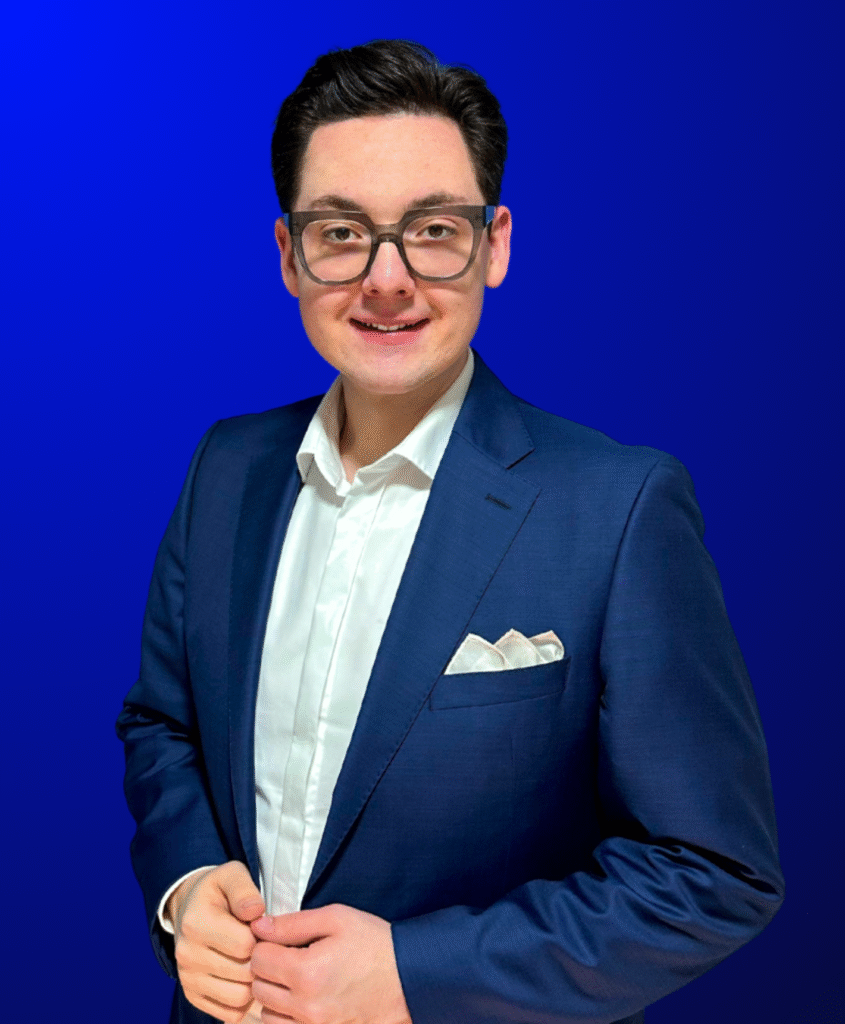 Ricardo Dietl, Präsident der Bundesverbraucherhilfe e. V., stehend vor der blauen Pressewand.