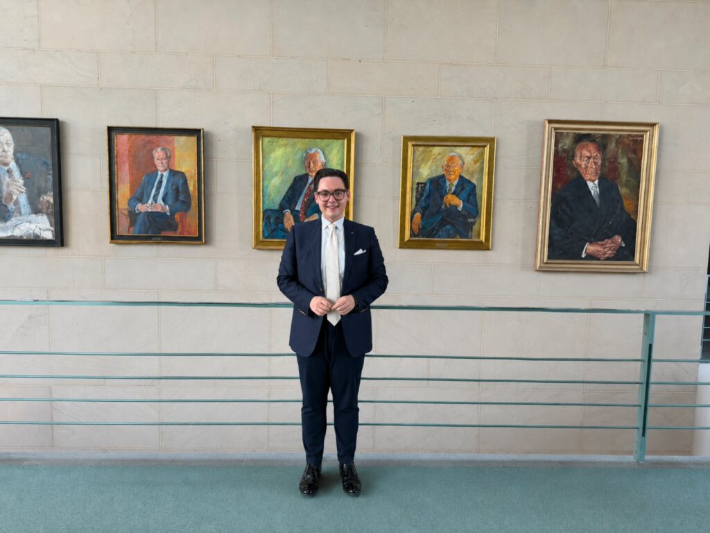 Ricardo Dietl, Präsident der Bundesverbraucherhilfe, im Bundeskanzleramt vor der Galerie der Kanzlerporträts