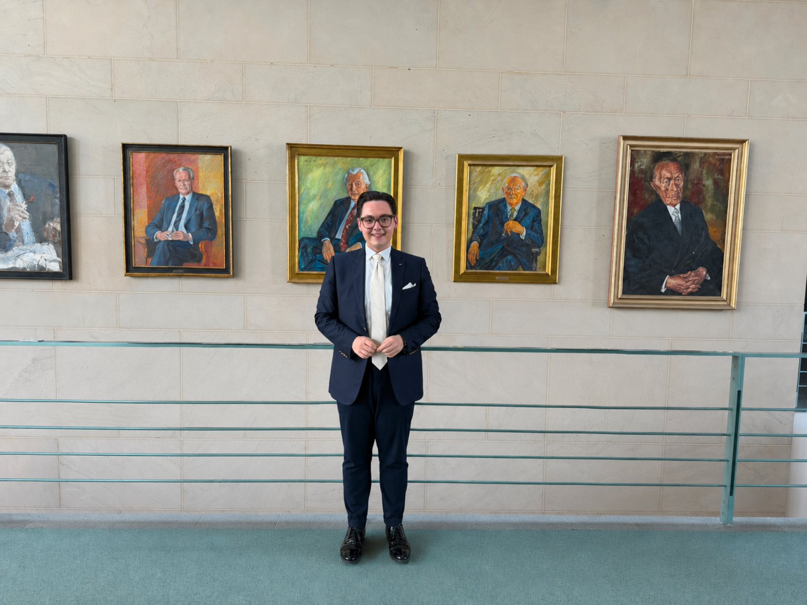 Ricardo Dietl, Präsident der Bundesverbraucherhilfe, im Bundeskanzleramt vor der Galerie der Kanzlerporträts