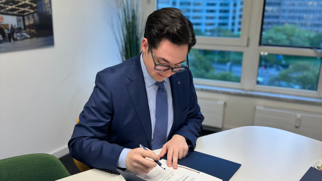 Ricardo Dietl, Präsident der Bundesverbraucherhilfe e. V., bei der Unterzeichnung eines Dokuments.